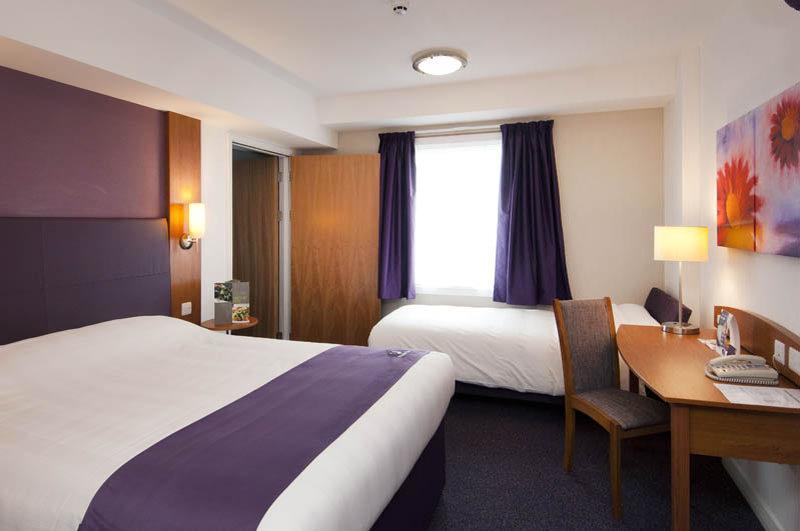 Premier Inn Manchester Cheadle  Extérieur photo